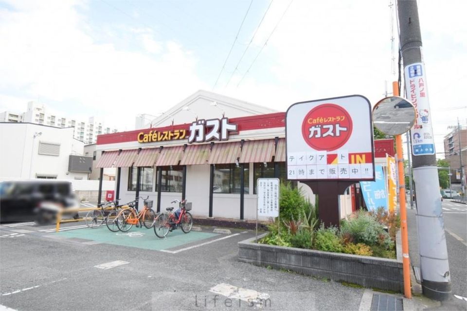 近くのガスト近大前店まで710m(徒歩9分)