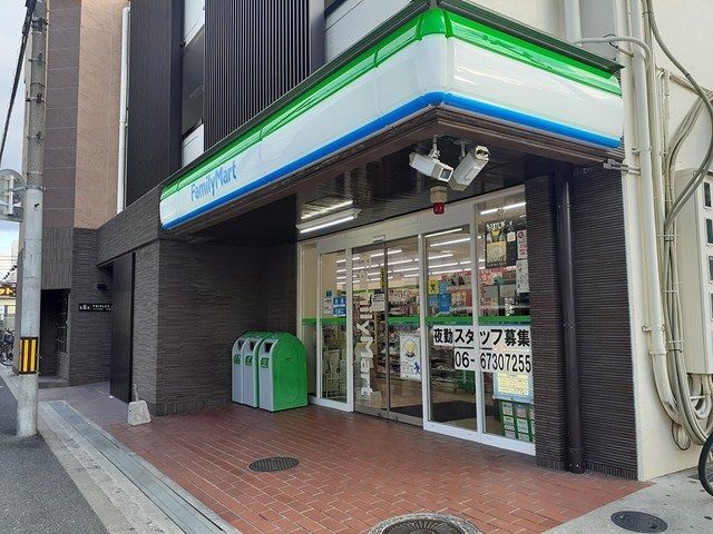 近くのファミリーマート様まで400m（徒歩5分）