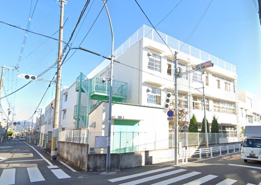 近くの東大阪市立桜橋小学校まで593m(徒歩8分)