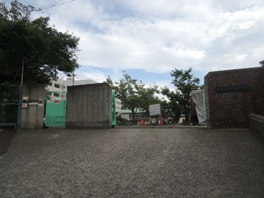 近くの柏原市立堅下南小学校まで726m(徒歩10分)