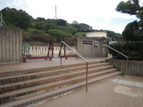 近くの柏原市立堅下南中学校まで673m(徒歩9分)