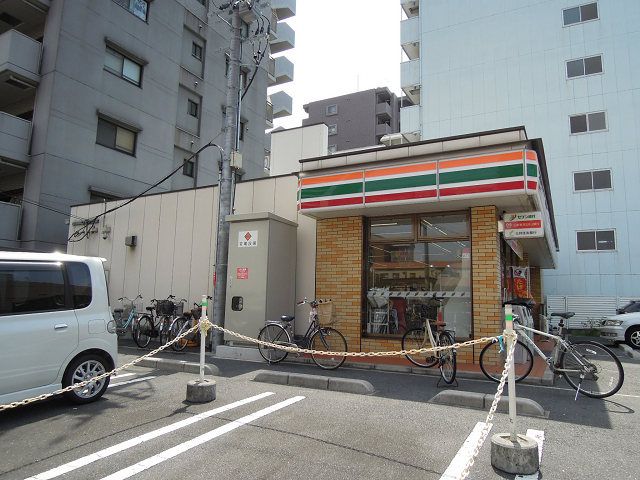 近くのセブンイレブンまで597m（徒歩8分）