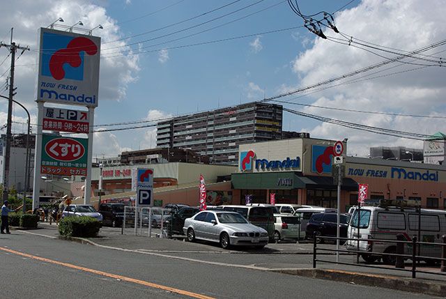 近くの万代（マンダイ）八尾店まで560m（徒歩7分）