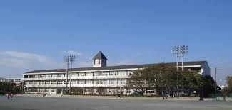近くの藤沢市立長後中学校まで428m（徒歩6分）
