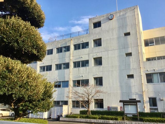 近くの伊勢原市立伊勢原中学校まで659m(徒歩9分)