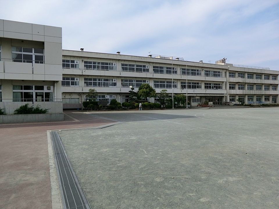 近くの伊勢原市立比々多小学校まで231m（徒歩3分）