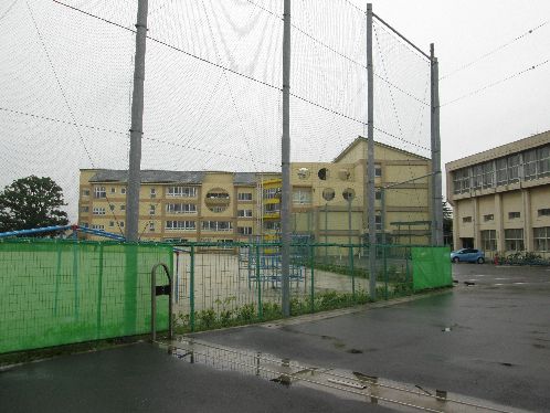 近くの綾瀬市立綾瀬小学校まで1,201m（徒歩16分）