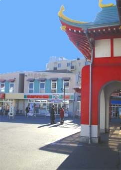 近くのサンクス 片瀬江ノ島駅前店まで709m（徒歩9分）