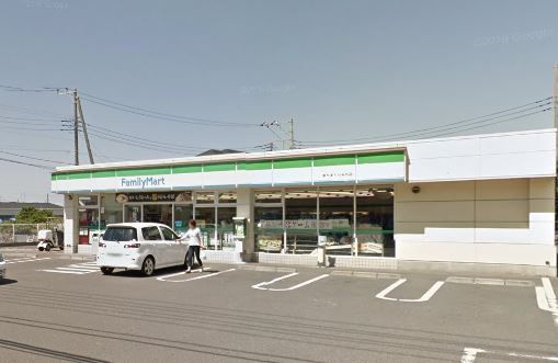 近くのファミリーマート 泉かまくらみち店まで530m（徒歩7分）