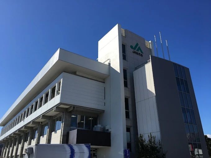 近くのJAはだの本所まで586m（徒歩8分）