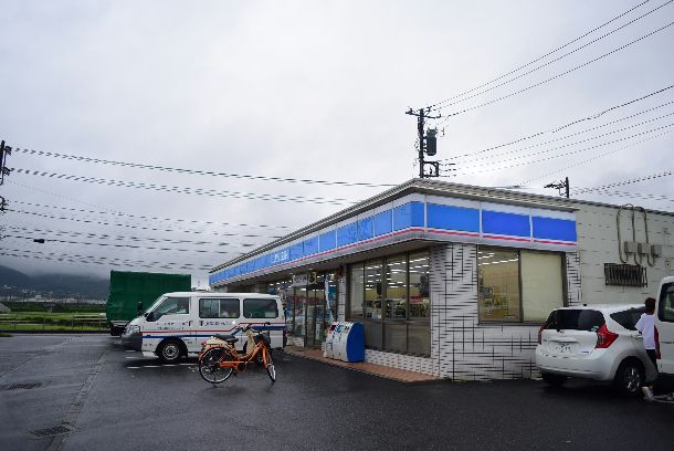 近くのローソン 平塚かまくら橋店まで708m（徒歩9分）