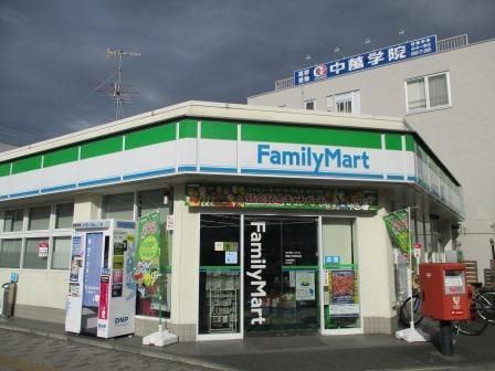 近くのファミリーマート 東海大学駅前店まで511m（徒歩7分）