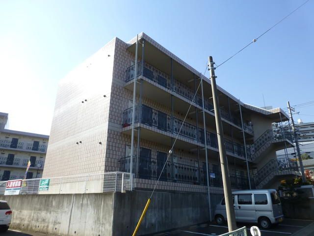 近くの伊勢原市立図書館まで666m（徒歩9分）