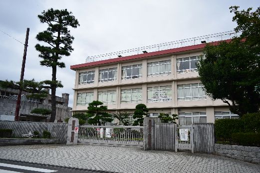 近くの平塚市立春日野中学校まで241m（徒歩4分）
