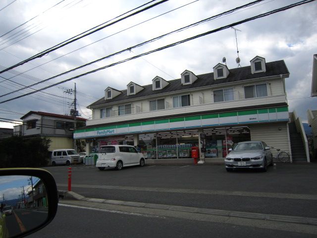 近くのファミリーマート 小田原蛍田店まで428m（徒歩6分）