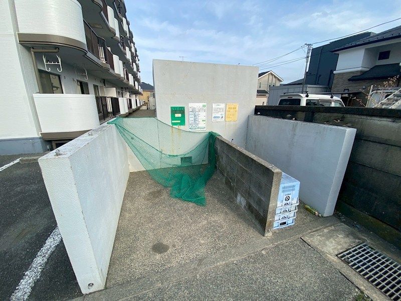近くのローソンストア100 LS伊勢原店まで296m（徒歩4分）