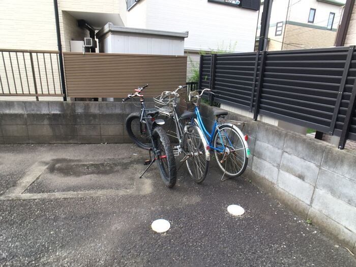 近くのファミリーマート 大和代官二丁目店まで397m(徒歩5分)