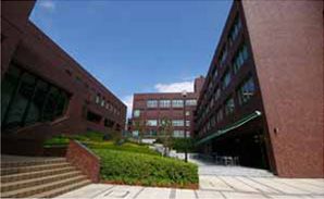 近くの私立産業能率大学湘南キャンパスまで4,214m（徒歩53分）