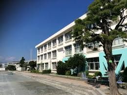 近くの藤沢市立長後小学校まで592m（徒歩8分）