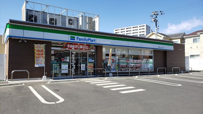 近くのファミリーマート 秦野本町二丁目店まで450m（徒歩6分）