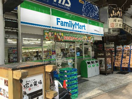 近くのファミリーマート 平塚駅北口店まで561m（徒歩8分）