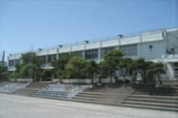近くの藤沢市立明治小学校まで543m(徒歩7分)