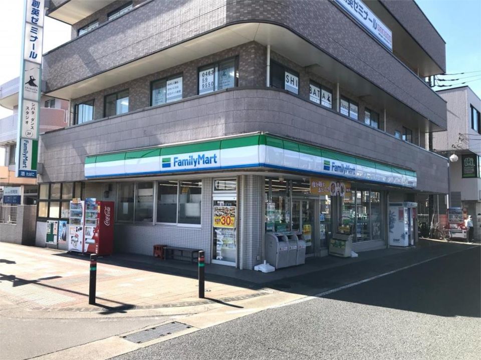 近くのファミリーマート 愛甲石田駅前店まで162m（徒歩3分）