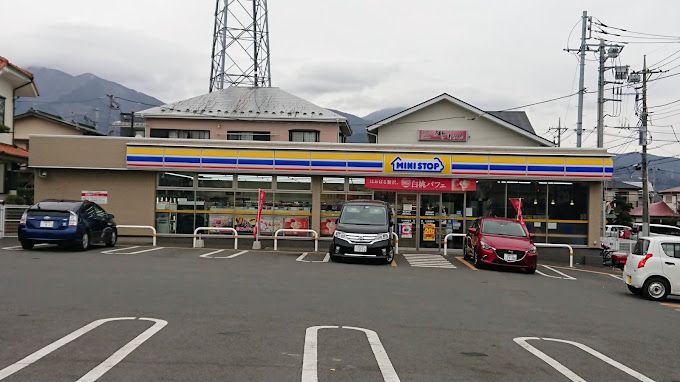 近くのミニストップ 秦野松原町店まで450m（徒歩6分）