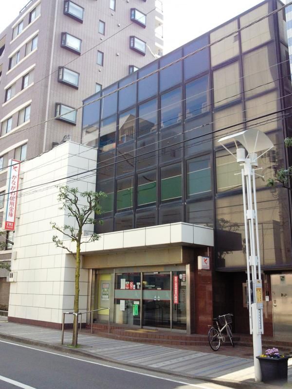 近くのかながわ信用金庫 辻堂支店まで13m（徒歩1分）