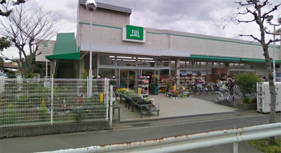 近くのSUPER MARKET FUJI（スーパーマーケットフジ） 鵠沼店まで585m（徒歩8分）
