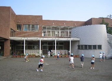 近くの伊勢原市立比々多保育園まで813m（徒歩11分）