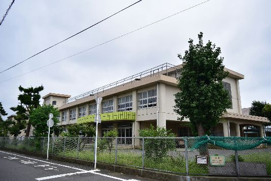 近くの平塚市立富士見小学校まで721m（徒歩10分）