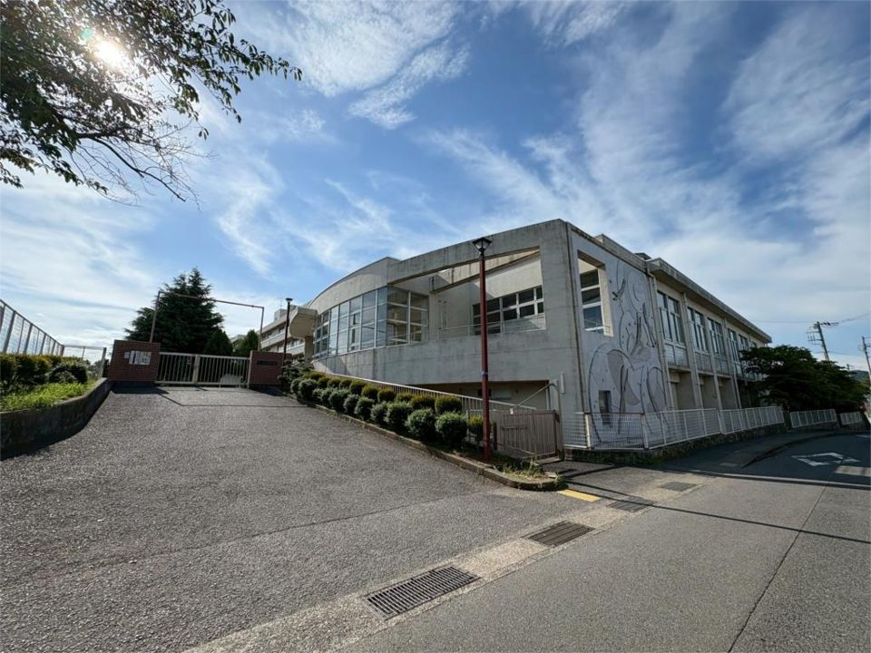 近くの秦野市立大根中学校まで590m（徒歩8分）