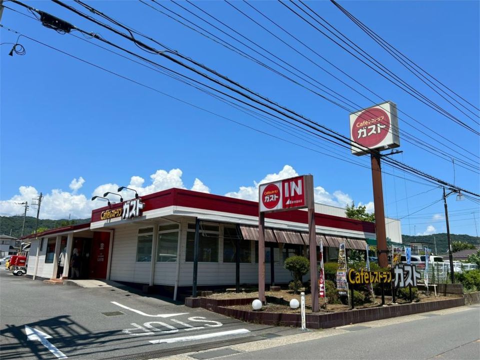 近くのガスト鶴巻温泉店まで124m（徒歩2分）