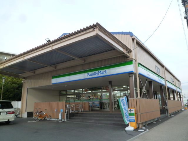 近くのファミリーマート 厚木岡田団地店まで451m（徒歩6分）