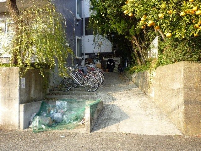 近くのローソンストア100 秦野南矢名店まで890m（徒歩12分）