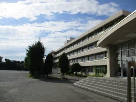 近くの秦野市立大根中学校まで590m（徒歩8分）