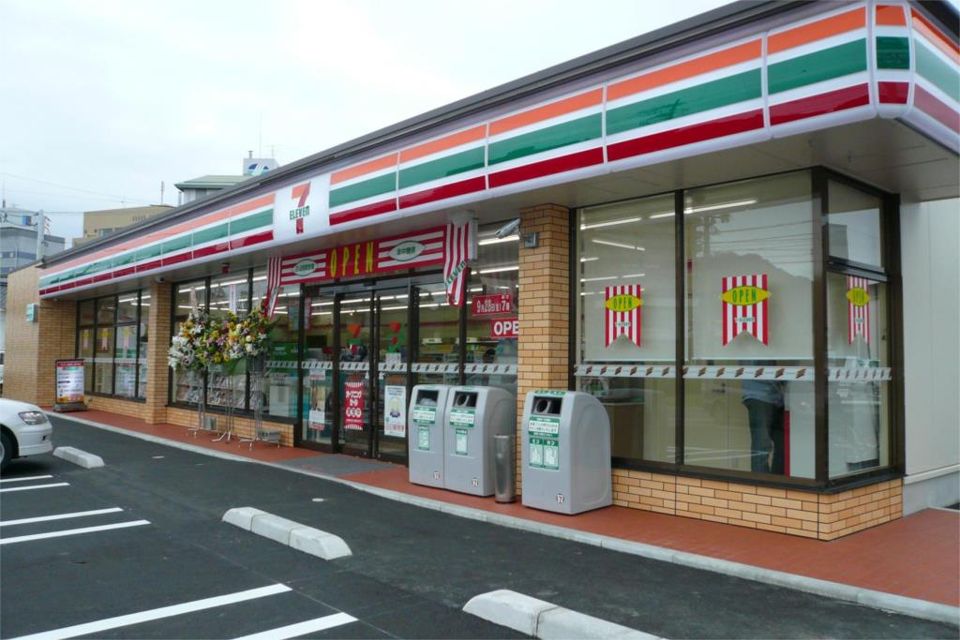 近くのセブンイレブン 三田店まで151m（徒歩2分）