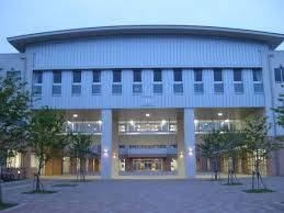 近くの藤沢市立六会中学校まで857m（徒歩11分）