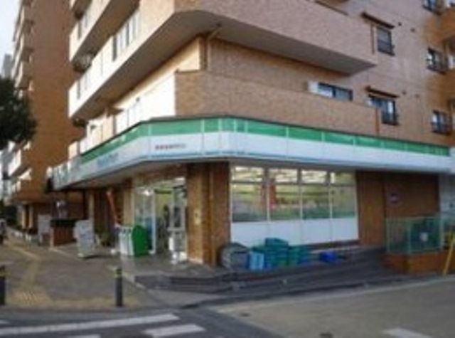 近くのファミリーマート 秦野鶴巻店まで695m（徒歩9分）