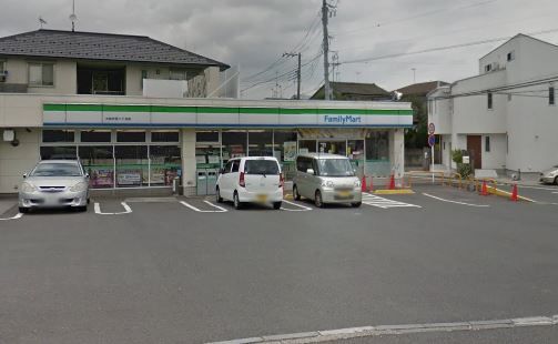 近くのファミリーマート 大和代官二丁目店まで694m（徒歩9分）