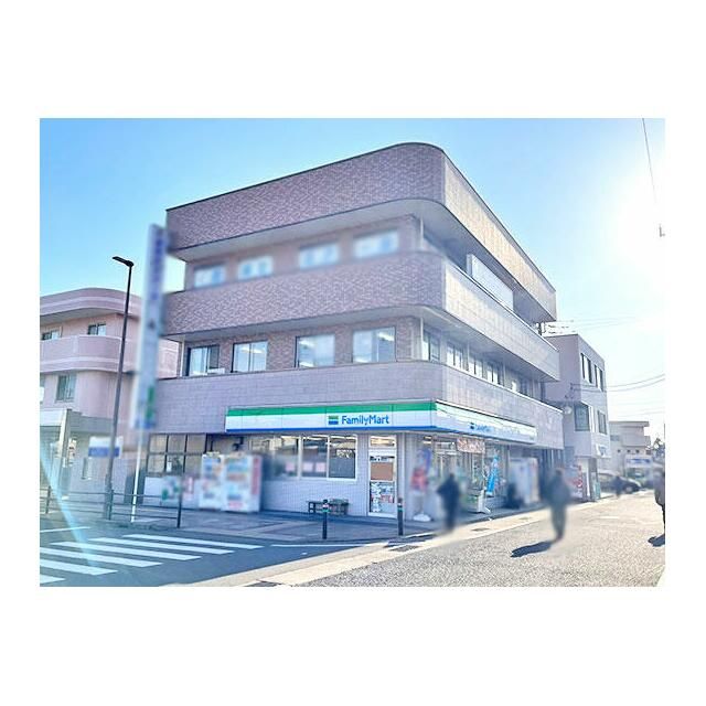 近くのファミリーマート愛甲石田駅前店まで106m（徒歩2分）
