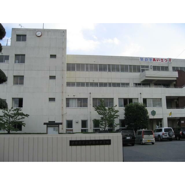 近くの伊勢原市立伊勢原中学校まで540m（徒歩7分）