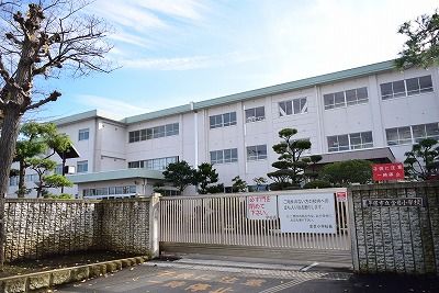 近くの平塚市立金目小学校まで114m（徒歩2分）