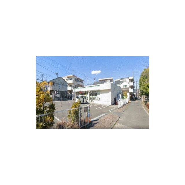 近くのファミリーマート円行二丁目店まで266m(徒歩4分)