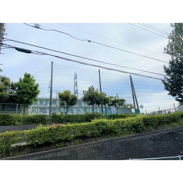 近くの横浜市立名瀬小学校まで717m（徒歩9分）
