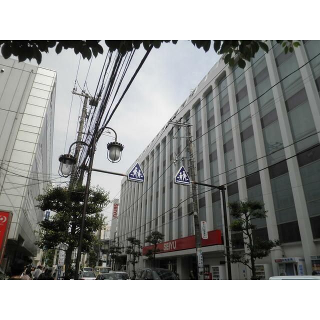 近くの西友大船店・・・JR大船駅（東口）。商店街、銀行等近くにあり、何かと便利です。まで1,083m（徒歩14分）