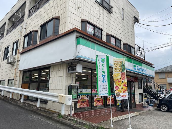 近くのファミリーマート 秦野西田原店まで550m（徒歩7分）