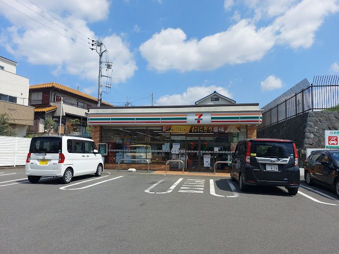 近くのセブンイレブン 綾瀬大上3丁目店まで406m（徒歩6分）