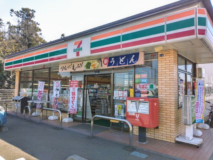近くのセブンイレブン 綾瀬大上8丁目店まで619m（徒歩8分）